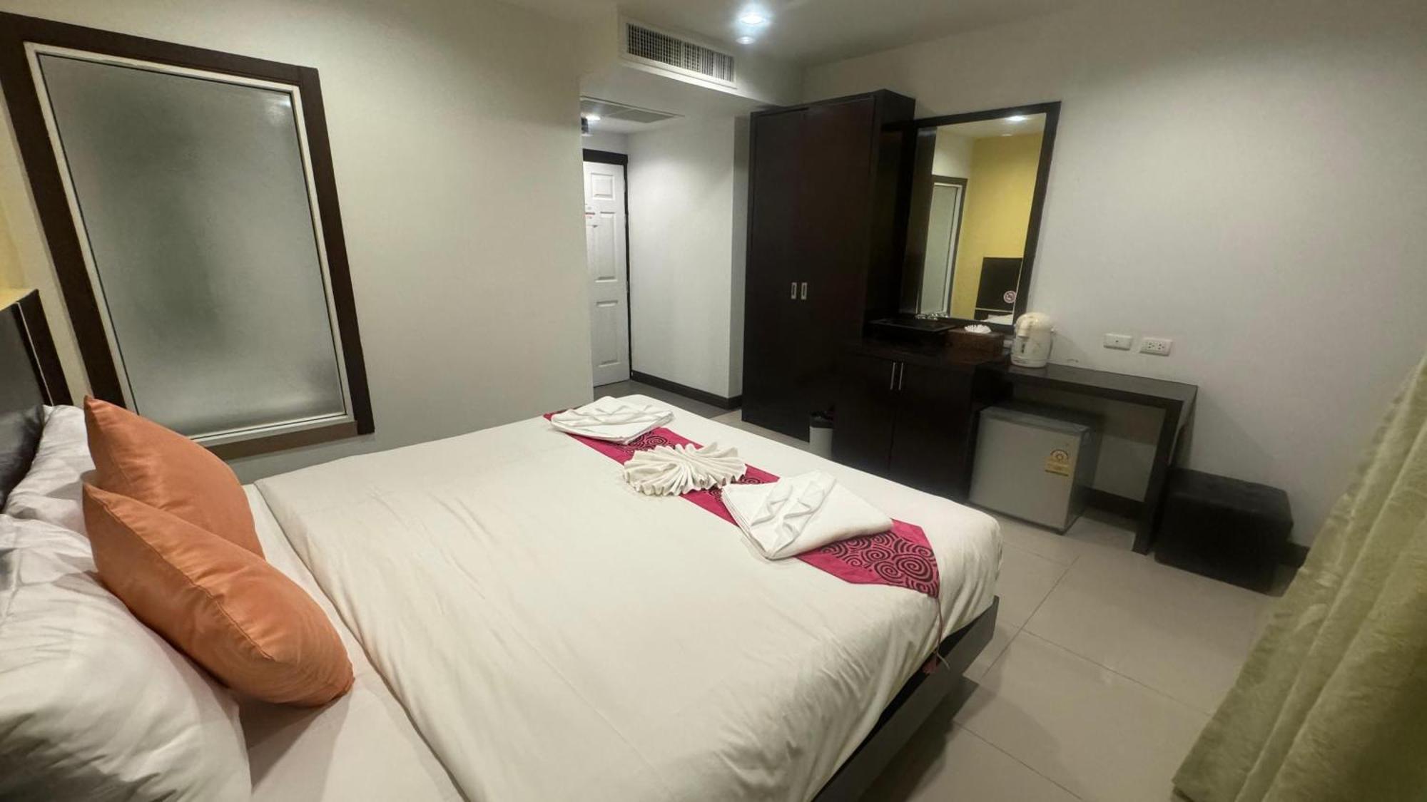 Zephyr Grand Hotel Patong Exterior foto