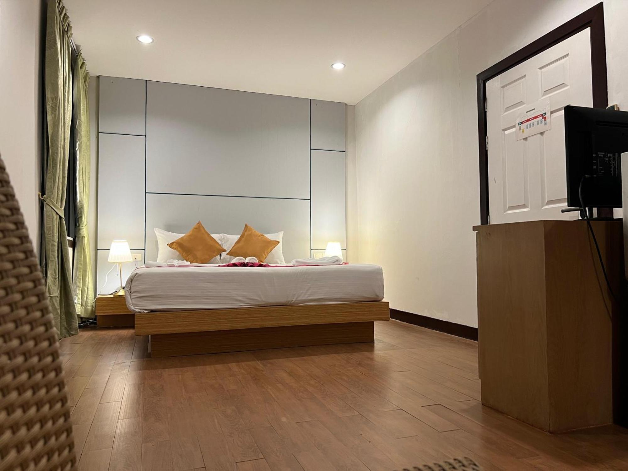 Zephyr Grand Hotel Patong Exterior foto