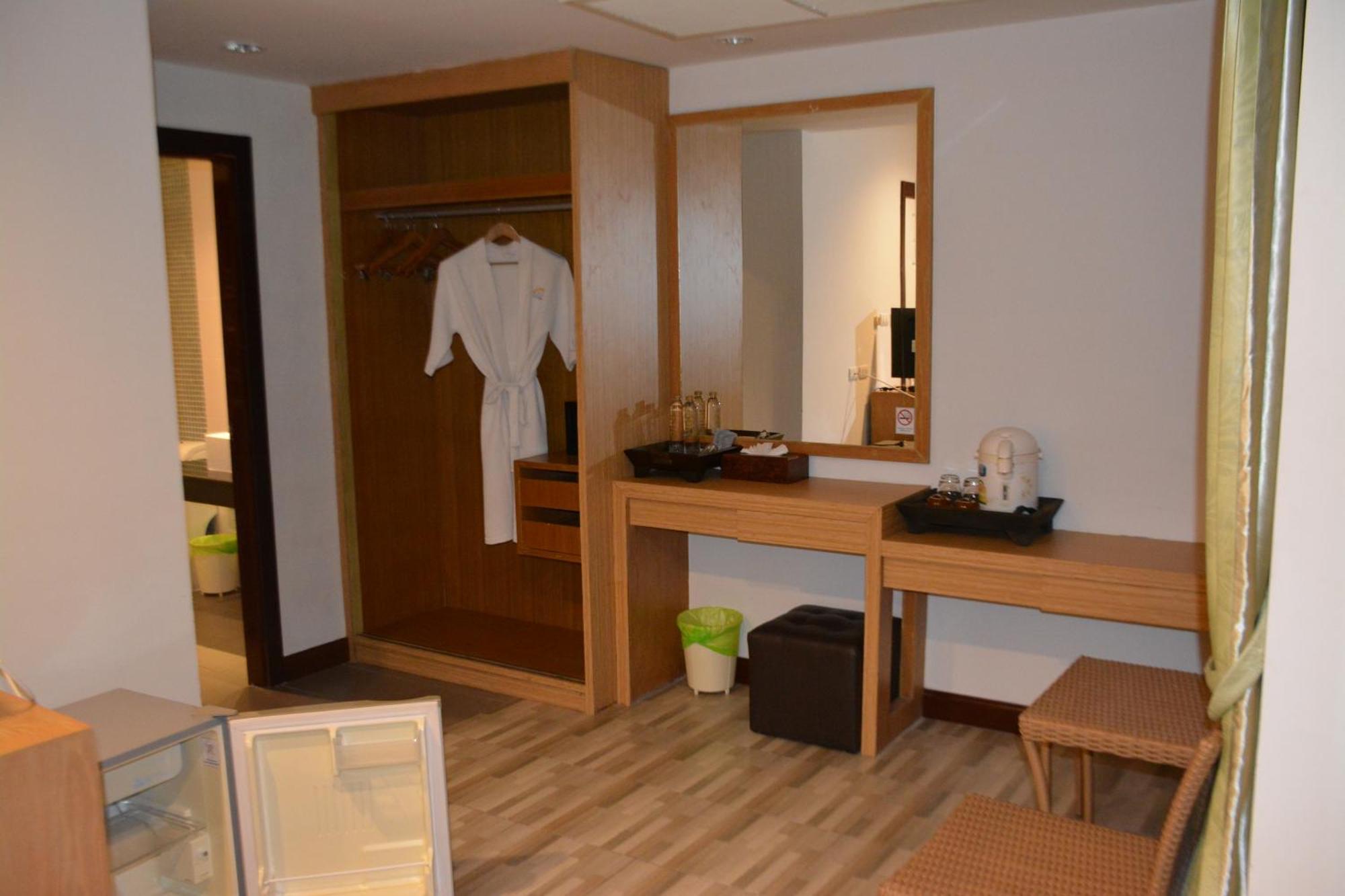 Zephyr Grand Hotel Patong Exterior foto