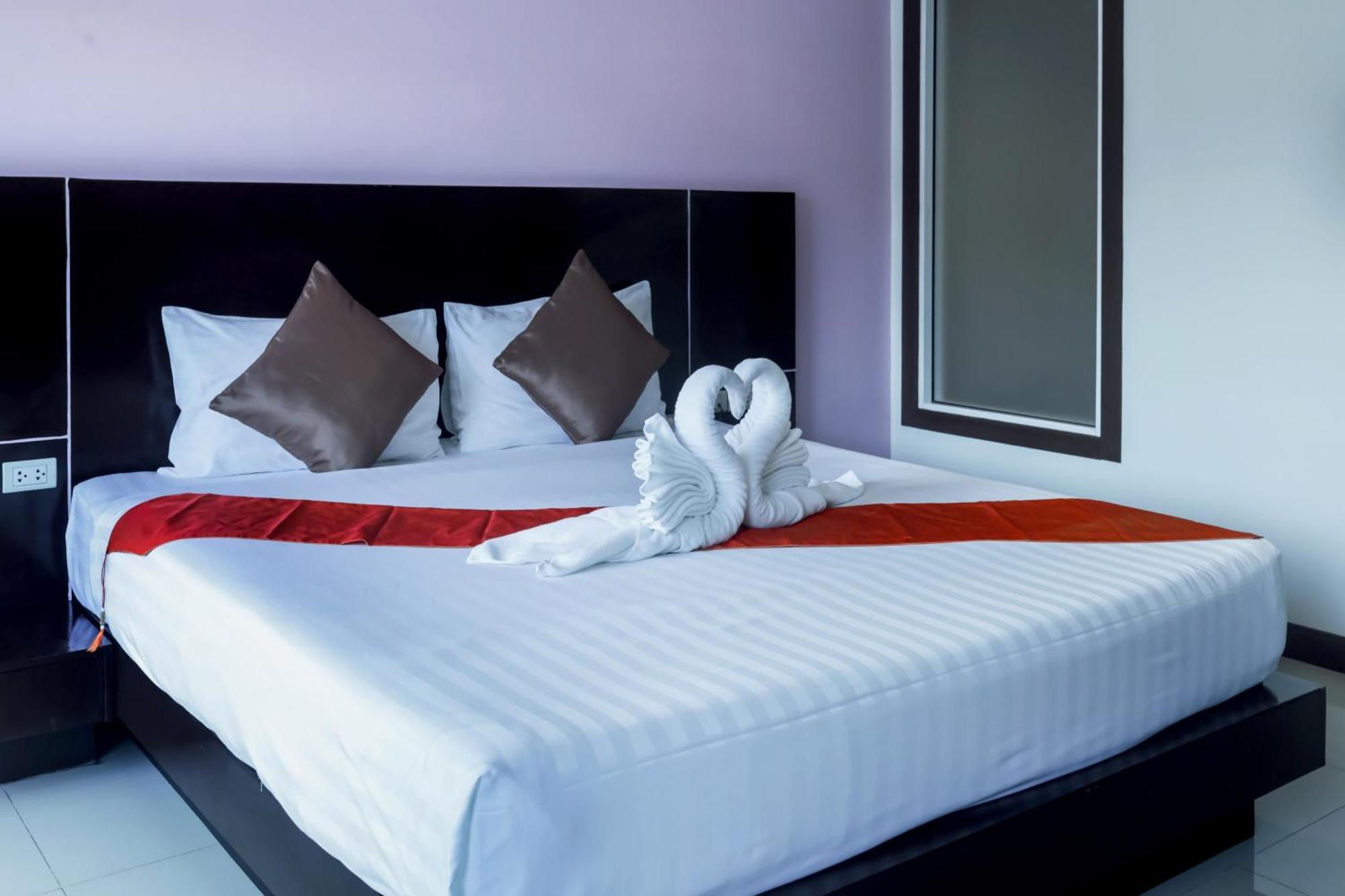Zephyr Grand Hotel Patong Exterior foto